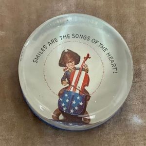Vintage 1970’s Patriotic Theme Paperweight SMILES ARE THE SONGS OF THE H…